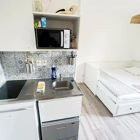 Apartment At The Foot Of The Ramparts In A Secure